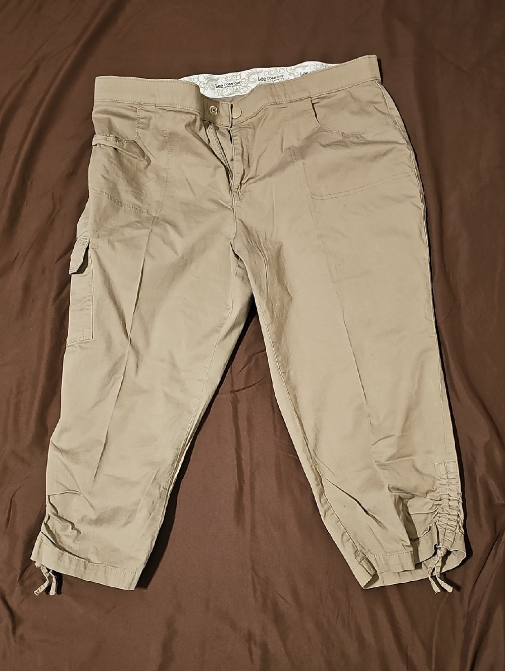 Women's Lightweight Cargo Capri Pants in Khaki